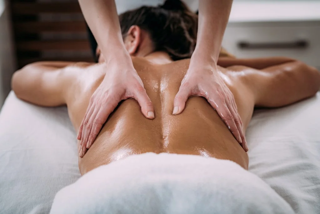 Neva Spa hamamının kavisli mermer duvarı