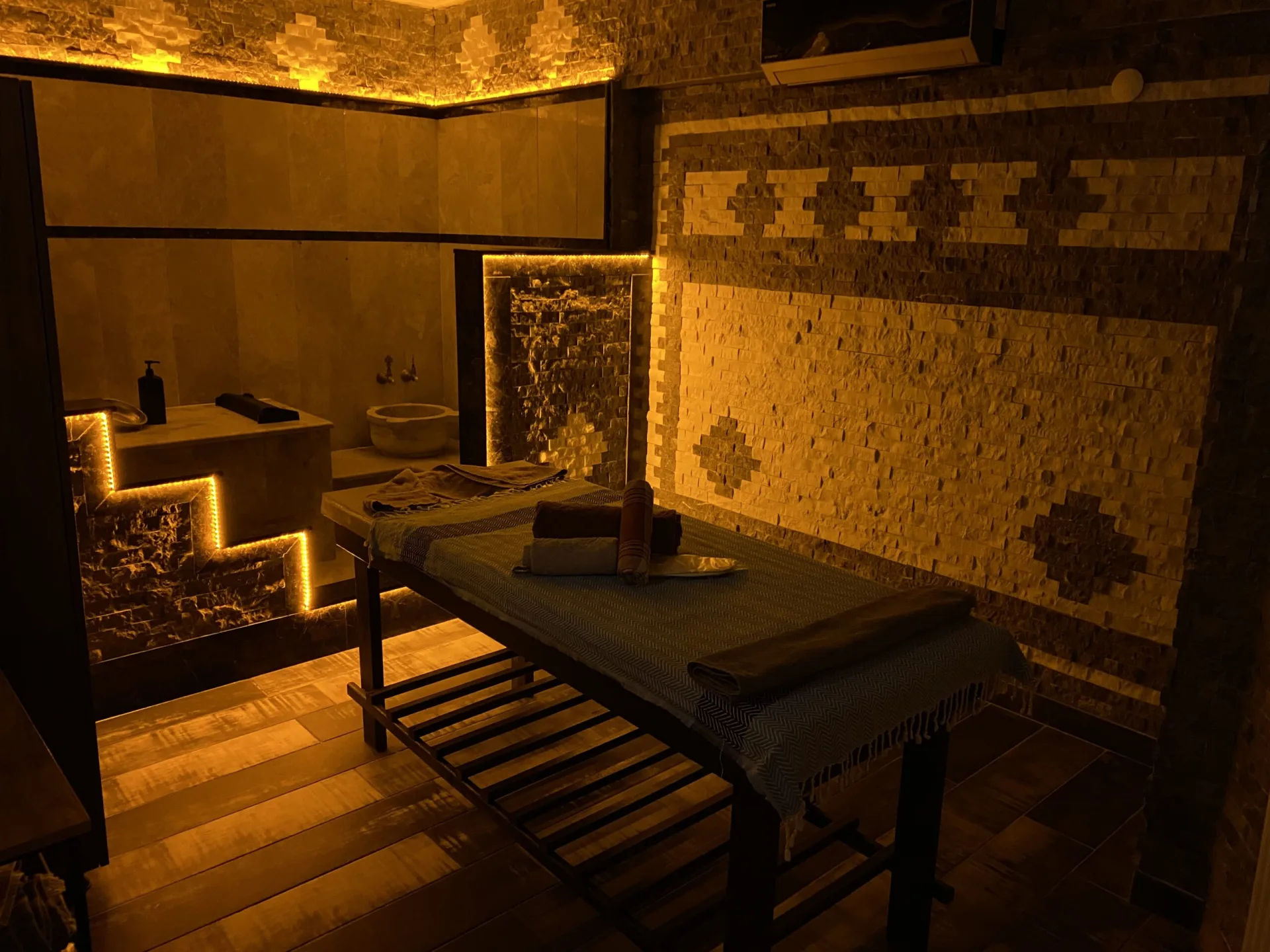Neva Spa'da klasik yağlı masaj uygulaması