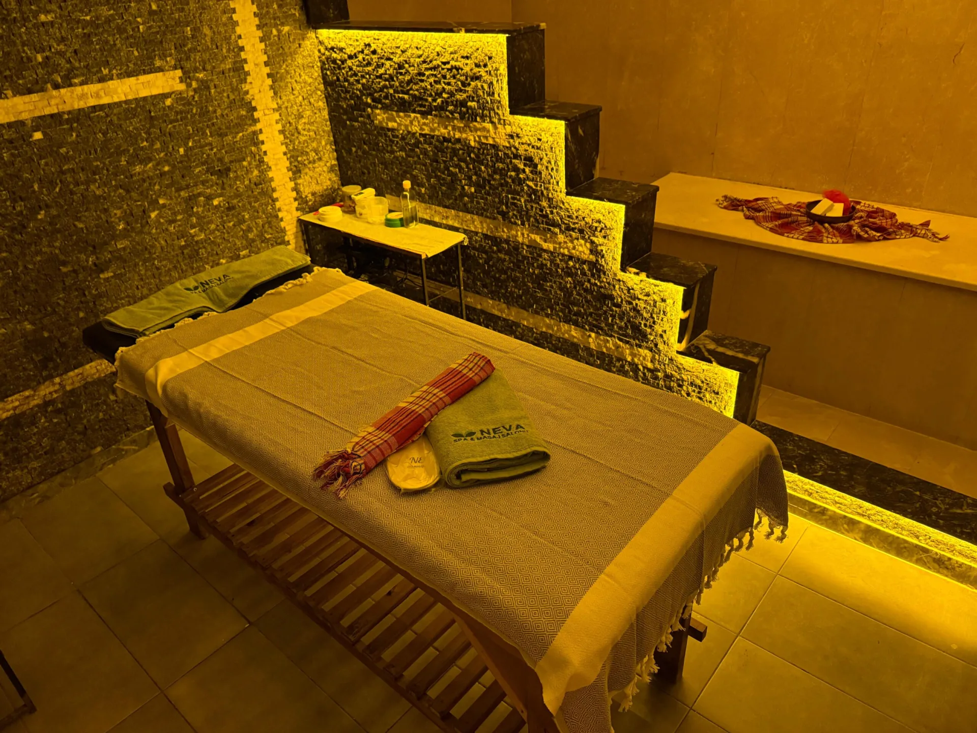 Neva Spa hamam bölümünde masaj masası